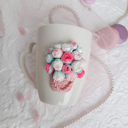 Чаша с розова кошница с божури