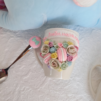 Чаша със сърце от цветя, малини, макарони и надпис