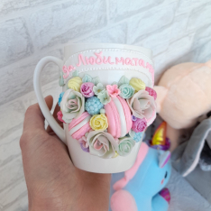 Чаша със сърце от цветя, малини, макарони и надпис