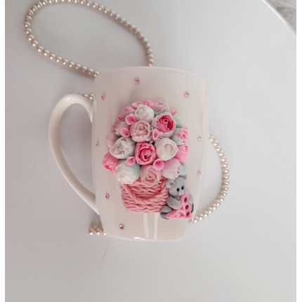 Чаша с кошница с божури и мече с буква