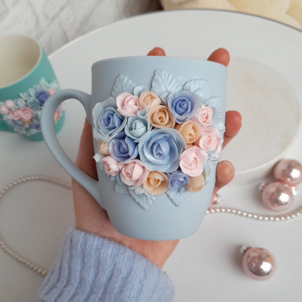 Чаша с нежно сини рози