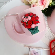 Чаша с червени и розови божури