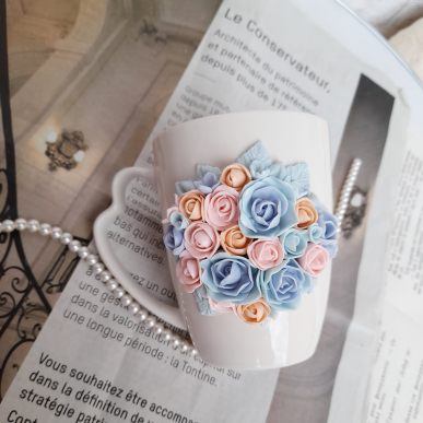 Чаша с нежно сини рози