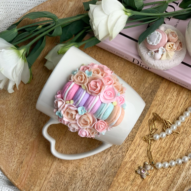 Чаша с рози и макарони