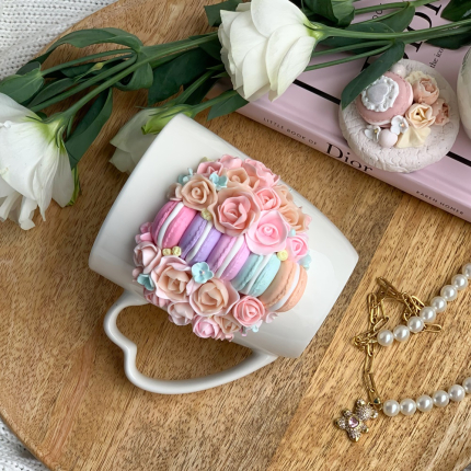 Чаша с рози и макарони