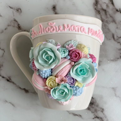 Чаша със сърце от цветя, малини, макарони и надпис