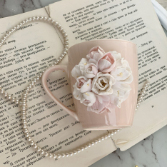 Чаша с бели и розови цветя 