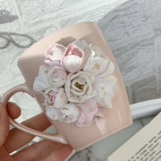 Чаша с бели и розови цветя 