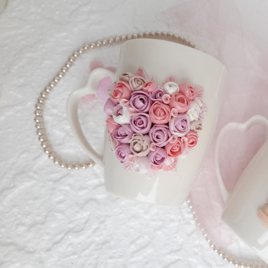 Чаша със сърце от цветя в пастелни цветове