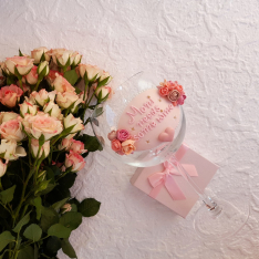 Чаша за вино със сърце и цветя